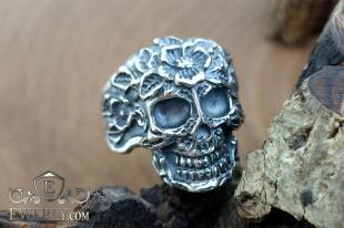 Кольцо из серебра в виде черепа с розами, фото